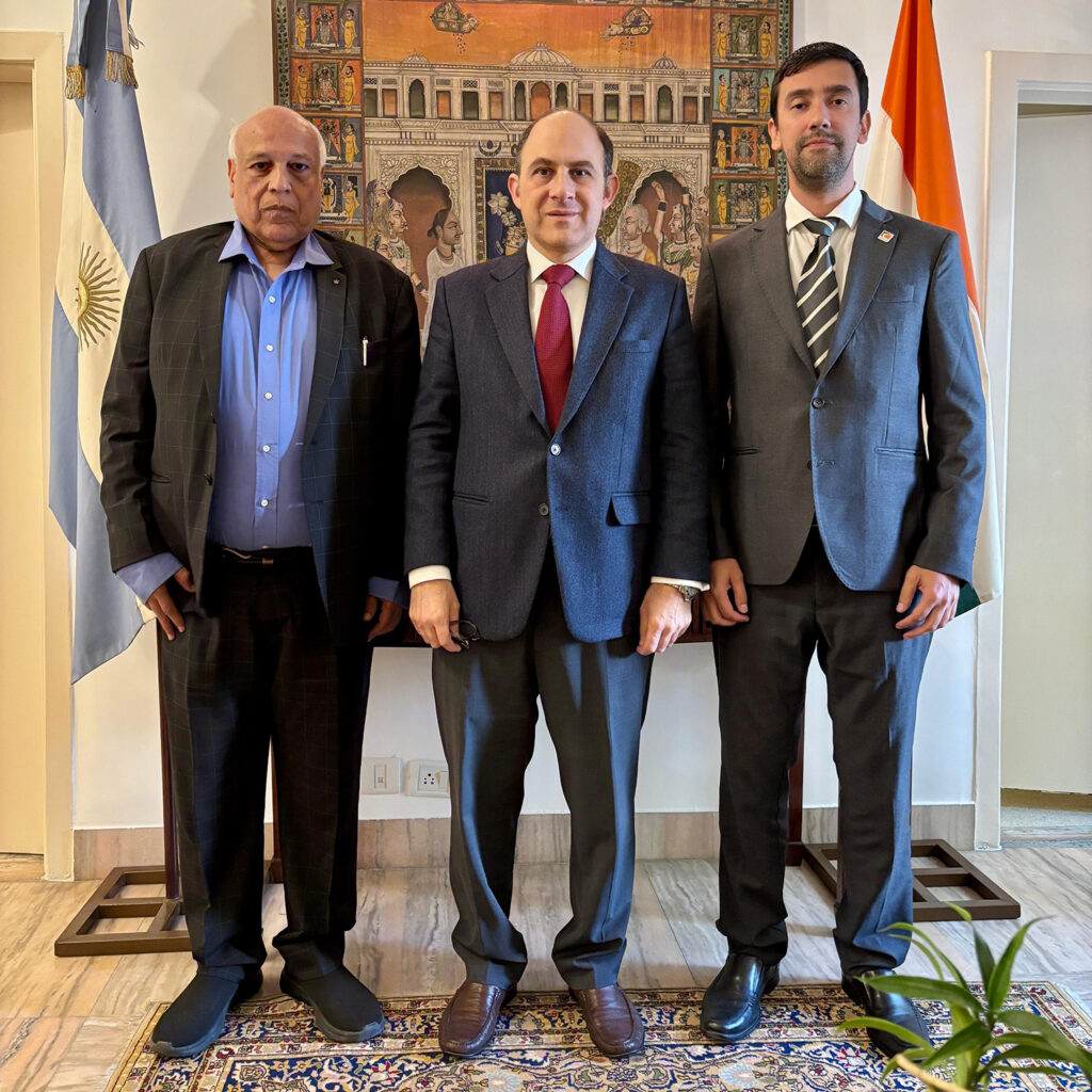 Esta imagen tiene un atributo alt vacío; el nombre del archivo es Embajador-Argentina-Energy-Week-India-2025-Aspro-Energy-1024x1024.jpg
